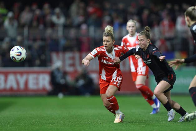 Linda Dallmann (FC Bayern München) und Kristin Kögel (Bayer 04 Leverkusen) im Zweikampf waehrend des Spiels der Frauen Bundesliga zwischen Bayer 04 Leverkusen und Bayern München, Ulrich-Haberland-Stadion am 22. Dezember 2025 in Leverkusen, Deutschland. (Foto von Oliver Kaelke DeFodi Images) +++ Linda Dallmann (FC Bayern München) und Kristin Kögel (Bayer 04 Leverkusen) battle for the ball during the Woman Bundesliga match between Bayer 04 Leverkusen and Bayern München at Ulrich-Haberland-Stadion on December 22, 2025 in Leverkusen, Germany. (Photo by Oliver Kaelke DeFodi Images) DFL regulations prohibit any use of photographs as image sequences and or quasi-video. (Photo by Oliver Kaelke DeFodi Images) -