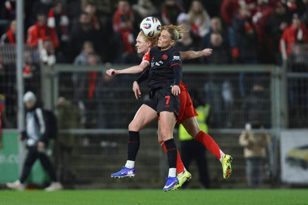 Cornelia Kramer (Bayer 04 Leverkusen) und Stine Ballisager Pedersen (FC Bayern München) im Zweikampf waehrend des Spiels der Frauen Bundesliga zwischen Bayer 04 Leverkusen und Bayern München, Ulrich-Haberland-Stadion am 22. Dezember 2025 in Leverkusen, Deutschland. (Foto von Oliver Kaelke DeFodi Images) +++ Cornelia Kramer (Bayer 04 Leverkusen) und Stine Ballisager Pedersen (FC Bayern München) battle for the ball during the Woman Bundesliga match between Bayer 04 Leverkusen and Bayern München at Ulrich-Haberland-Stadion on December 22, 2025 in Leverkusen, Germany. (Photo by Oliver Kaelke DeFodi Images) DFL regulations prohibit any use of photographs as image sequences and or quasi-video. (Photo by Oliver Kaelke DeFodi Images) -