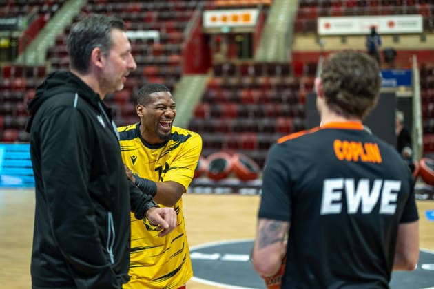 Kenneth Desloovere (MHP RIESEN Ludwigsburg, Co-Coach), Yorman Polas Bartolo (MHP RIESEN Ludwigsburg, 13), Booker Coplin (Rasta Vechta, 30), GER, MHP RIESEN Ludwigsburg vs. Rasta Vechta, easycredit BBL, Basketball, Bundesliga, 11. Spieltag, Spielzeit 2025 2026, 22.12.2025, 06.12.2025, GER, MHP RIESEN Ludwigsburg vs. Rasta Vechta, easycredit BBL, Basketball, Bundesliga, 11. Spieltag, Spielzeit 2025 2026, 22.12.2025 Ludwigsburg Copyright: xEibner-Pressefoto SaschaxWaltherx EP_EER