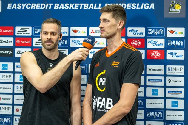 Tibor Pleiss (Rasta Vechta, 22), Jonas Wohlfarth-Bottermann (MHP RIESEN Ludwigsburg, 18), GER, MHP RIESEN Ludwigsburg vs. Rasta Vechta, easycredit BBL, Basketball, Bundesliga, 11. Spieltag, Spielzeit 2025 2026, 22.12.2025, 06.12.2025, GER, MHP RIESEN Ludwigsburg vs. Rasta Vechta, easycredit BBL, Basketball, Bundesliga, 11. Spieltag, Spielzeit 2025 2026, 22.12.2025 Ludwigsburg Copyright: xEibner-Pressefoto SaschaxWaltherx EP_EER