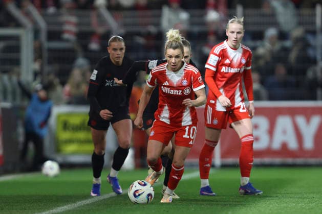 Linda Dallmann (FC Bayern München) in Aktion, am Ball, Einzelaktion waehrend des Spiels der Frauen Bundesliga zwischen Bayer 04 Leverkusen und Bayern München, Ulrich-Haberland-Stadion am 22. Dezember 2025 in Leverkusen, Deutschland. (Foto von Oliver Kaelke DeFodi Images) +++ Linda Dallmann (FC Bayern München) controls the ball during the Woman Bundesliga match between Bayer 04 Leverkusen and Bayern München at Ulrich-Haberland-Stadion on December 22, 2025 in Leverkusen, Germany. (Photo by Oliver Kaelke DeFodi Images) DFL regulations prohibit any use of photographs as image sequences and or quasi-video. (Photo by Oliver Kaelke DeFodi Images) -