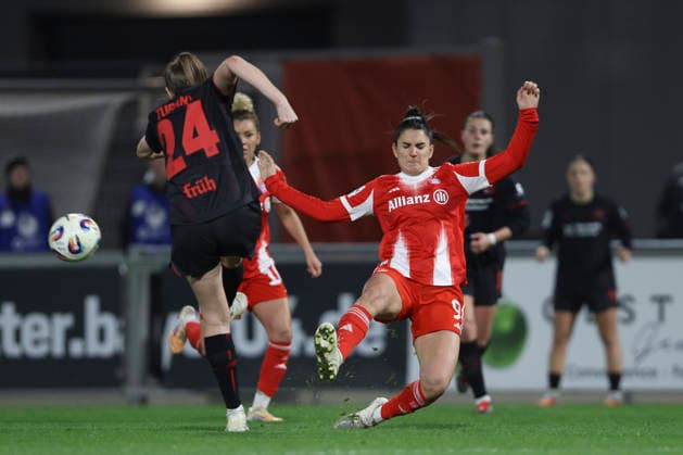 Lilla Turanyi (Bayer 04 Leverkusen) und Jovana DamnjanoviÄ‡ (FC Bayern München) im Zweikampf waehrend des Spiels der Frauen Bundesliga zwischen Bayer 04 Leverkusen und Bayern München, Ulrich-Haberland-Stadion am 22. Dezember 2025 in Leverkusen, Deutschland. (Foto von Oliver Kaelke DeFodi Images) +++ Lilla Turanyi (Bayer 04 Leverkusen) und Jovana DamnjanoviÄ‡ (FC Bayern München) battle for the ball during the Woman Bundesliga match between Bayer 04 Leverkusen and Bayern München at Ulrich-Haberland-Stadion on December 22, 2025 in Leverkusen, Germany. (Photo by Oliver Kaelke DeFodi Images) DFL regulations prohibit any use of photographs as image sequences and or quasi-video. (Photo by Oliver Kaelke DeFodi Images) -