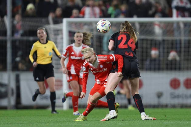 Pernille Harder (FC Bayern München) und Lilla Turanyi (Bayer 04 Leverkusen) im Zweikampf waehrend des Spiels der Frauen Bundesliga zwischen Bayer 04 Leverkusen und Bayern München, Ulrich-Haberland-Stadion am 22. Dezember 2025 in Leverkusen, Deutschland. (Foto von Oliver Kaelke DeFodi Images) +++ Pernille Harder (FC Bayern München) und Lilla Turanyi (Bayer 04 Leverkusen) battle for the ball during the Woman Bundesliga match between Bayer 04 Leverkusen and Bayern München at Ulrich-Haberland-Stadion on December 22, 2025 in Leverkusen, Germany. (Photo by Oliver Kaelke DeFodi Images) DFL regulations prohibit any use of photographs as image sequences and or quasi-video. (Photo by Oliver Kaelke DeFodi Images) -