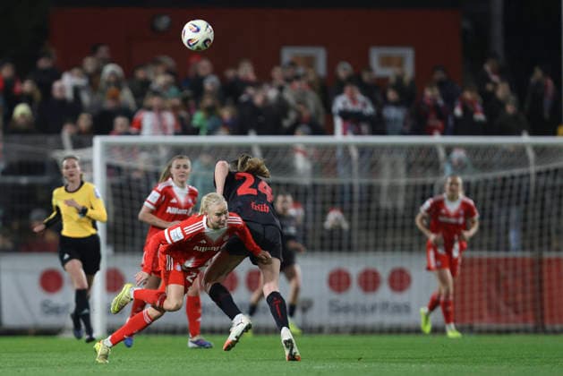 Pernille Harder (FC Bayern München) und Lilla Turanyi (Bayer 04 Leverkusen) im Zweikampf waehrend des Spiels der Frauen Bundesliga zwischen Bayer 04 Leverkusen und Bayern München, Ulrich-Haberland-Stadion am 22. Dezember 2025 in Leverkusen, Deutschland. (Foto von Oliver Kaelke DeFodi Images) +++ Pernille Harder (FC Bayern München) und Lilla Turanyi (Bayer 04 Leverkusen) battle for the ball during the Woman Bundesliga match between Bayer 04 Leverkusen and Bayern München at Ulrich-Haberland-Stadion on December 22, 2025 in Leverkusen, Germany. (Photo by Oliver Kaelke DeFodi Images) DFL regulations prohibit any use of photographs as image sequences and or quasi-video. (Photo by Oliver Kaelke DeFodi Images) -