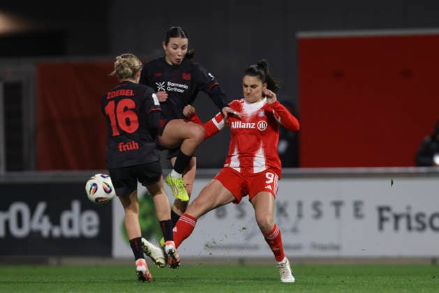 Sofie Zdebel (Bayer 04 Leverkusen), Loreen Bender (Bayer 04 Leverkusen) und Jovana DamnjanoviÄ‡ (FC Bayern München) im Zweikampf waehrend des Spiels der Frauen Bundesliga zwischen Bayer 04 Leverkusen und Bayern München, Ulrich-Haberland-Stadion am 22. Dezember 2025 in Leverkusen, Deutschland. (Foto von Oliver Kaelke DeFodi Images) +++ Sofie Zdebel (Bayer 04 Leverkusen), Loreen Bender (Bayer 04 Leverkusen) und Jovana DamnjanoviÄ‡ (FC Bayern München) battle for the ball during the Woman Bundesliga match between Bayer 04 Leverkusen and Bayern München at Ulrich-Haberland-Stadion on December 22, 2025 in Leverkusen, Germany. (Photo by Oliver Kaelke DeFodi Images) DFL regulations prohibit any use of photographs as image sequences and or quasi-video. (Photo by Oliver Kaelke DeFodi Images) -
