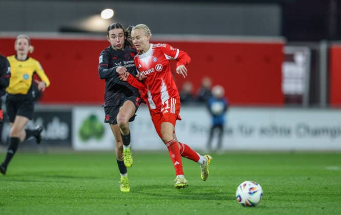 GER, Leverkusen, Bayer Leverkusen vs FC Bayern München, Google Pixel Frauen Bundesliga, Fussball, DFB, Spielzeit 2025 2026, Ulrich-Haberland-Stadion, 14. Spieltag im Bild v.l.: Loreen Bender (Bayer Leverkusen 19), Pernille Harder (Bayern München 21) DFB DFL REGULATIONS PROHIBIT ANY USE OF PHOTOGRAPHS AS IMAGE SEQUENCES AND OR QUASI-VIDEO, 22.12.2025 Copyright: HMBxMedia HendrikxHamelau