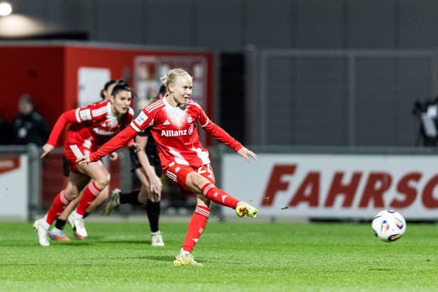 GOOGLE PIXEL Frauen-Bundesliga, Bayer 04 Leverkusen - FC Bayern München; 22.12.2025 Pernille Harder (FC Bayern München, 21) schießt den Elfmeter GOOGLE PIXEL Frauen-Bundesliga, Bayer 04 Leverkusen - FC Bayern München, Leverkusen, Ulrich-Haberland-Stadion am 22.12.2025 DFB REGULATIONS PROHIBIT ANY USE OF PHOTOGRAPHS AS IMAGE SEQUENCES AND OR QUASI-VIDEO. Copyright: xBEAUTIFULxSPORTS Wunderlx