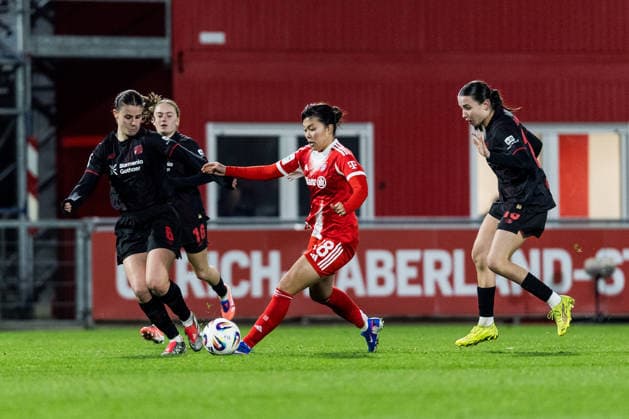 GOOGLE PIXEL Frauen-Bundesliga, Bayer 04 Leverkusen - FC Bayern München; 22.12.2025 Zweikampf Katharina Piljic (Bayer 04 Leverkusen, 6), Momoko Tanikawa (FC Bayern München, 18) GOOGLE PIXEL Frauen-Bundesliga, Bayer 04 Leverkusen - FC Bayern München, Leverkusen, Ulrich-Haberland-Stadion am 22.12.2025 DFB REGULATIONS PROHIBIT ANY USE OF PHOTOGRAPHS AS IMAGE SEQUENCES AND OR QUASI-VIDEO. Copyright: xBEAUTIFULxSPORTS Wunderlx