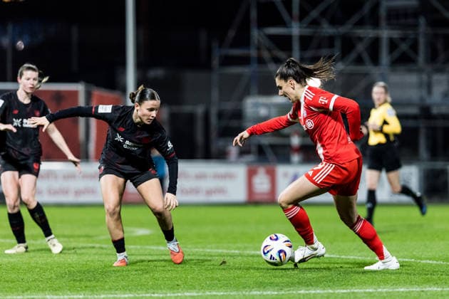 GOOGLE PIXEL Frauen-Bundesliga, Bayer 04 Leverkusen - FC Bayern München; 22.12.2025 Zweikampf Estrella Merino Gonzalez (Bayer 04 Leverkusen, 10), Jovana Damnjanovic (FC Bayern München, 9) GOOGLE PIXEL Frauen-Bundesliga, Bayer 04 Leverkusen - FC Bayern München, Leverkusen, Ulrich-Haberland-Stadion am 22.12.2025 DFB REGULATIONS PROHIBIT ANY USE OF PHOTOGRAPHS AS IMAGE SEQUENCES AND OR QUASI-VIDEO. Copyright: xBEAUTIFULxSPORTS Wunderlx
