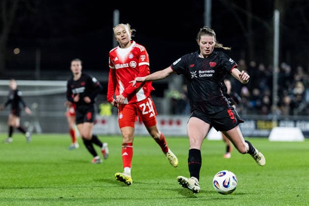 GOOGLE PIXEL Frauen-Bundesliga, Bayer 04 Leverkusen - FC Bayern München; 22.12.2025 Claudia Wenger (Bayer 04 Leverkusen, 5) am Ball GOOGLE PIXEL Frauen-Bundesliga, Bayer 04 Leverkusen - FC Bayern München, Leverkusen, Ulrich-Haberland-Stadion am 22.12.2025 DFB REGULATIONS PROHIBIT ANY USE OF PHOTOGRAPHS AS IMAGE SEQUENCES AND OR QUASI-VIDEO. Copyright: xBEAUTIFULxSPORTS Wunderlx