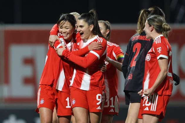 Momoko Tanikawa (FC Bayern München) Torjubel,jubelt mit ihrer Mannschaft nach dem Treffer zum 0:2 waehrend des Spiels der Frauen Bundesliga zwischen Bayer 04 Leverkusen und Bayern München, Ulrich-Haberland-Stadion am 22. Dezember 2025 in Leverkusen, Deutschland. (Foto von Oliver Kaelke DeFodi Images) +++ Momoko Tanikawa (FC Bayern München) celebrates after scoring her team s second goal with teammates during the Woman Bundesliga match between Bayer 04 Leverkusen and Bayern München at Ulrich-Haberland-Stadion on December 22, 2025 in Leverkusen, Germany. (Photo by Oliver Kaelke DeFodi Images) DFL regulations prohibit any use of photographs as image sequences and or quasi-video. (Photo by Oliver Kaelke DeFodi Images) -