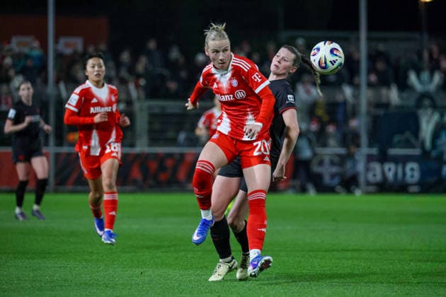 Leverkusen, Deutschland 22. Dezember 2025: 1. FBL - 2025 2026 - Bayer 04 Leverkusen vs. FC Bayern München Im Bild: v.li. im Zweikampf Franziska Kett (FCB) und Claudia Wenger (Leverkusen) DFB regulations prohibit any use of photographs as image sequences and or quasi-video Ulrich-Haberland-Stadion Nordrhein Westfalen Copyright: xFotostandx xFantinix