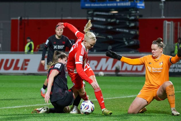 Leverkusen, Deutschland 22. Dezember 2025: 1. FBL - 2025 2026 - Bayer 04 Leverkusen vs. FC Bayern München Im Bild: v.li. Lilla Turanyi (Leverkusen) foult Pernilla Harder (FCB) im Leverkusener Strafraum und verursacht dadurch einen Strafstoß DFB regulations prohibit any use of photographs as image sequences and or quasi-video Ulrich-Haberland-Stadion Nordrhein Westfalen Copyright: xFotostandx xFantinix