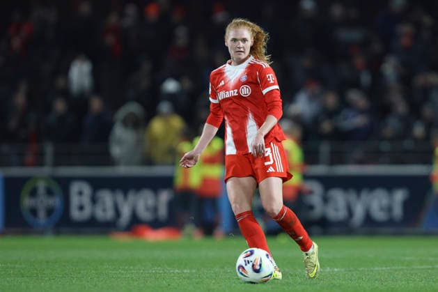 Stine Ballisager Pedersen (FC Bayern München) in Aktion, am Ball, Einzelaktion waehrend des Spiels der Frauen Bundesliga zwischen Bayer 04 Leverkusen und Bayern München, Ulrich-Haberland-Stadion am 22. Dezember 2025 in Leverkusen, Deutschland. (Foto von Oliver Kaelke DeFodi Images) +++ Stine Ballisager Pedersen (FC Bayern München) controls the ball during the Woman Bundesliga match between Bayer 04 Leverkusen and Bayern München at Ulrich-Haberland-Stadion on December 22, 2025 in Leverkusen, Germany. (Photo by Oliver Kaelke DeFodi Images) DFL regulations prohibit any use of photographs as image sequences and or quasi-video. (Photo by Oliver Kaelke DeFodi Images) -