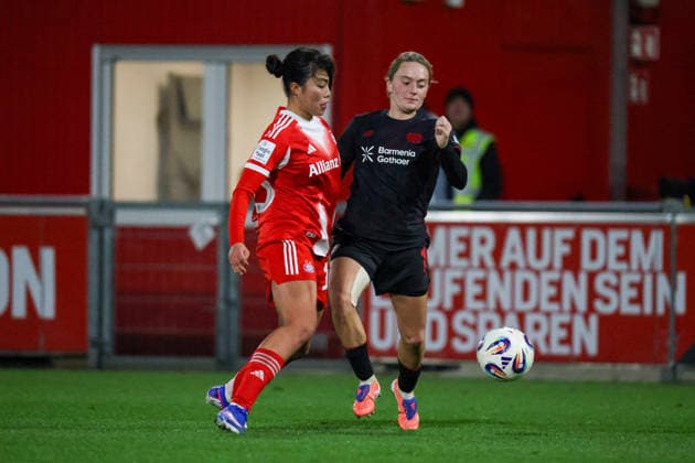 Leverkusen, Deutschland 22. Dezember 2025: 1. FBL - 2025 2026 - Bayer 04 Leverkusen vs. FC Bayern München Im Bild: im Zweikampf Momoko Tanikawa (FCB) und Sofie Zdebel (Leverkusen) DFB regulations prohibit any use of photographs as image sequences and or quasi-video Ulrich-Haberland-Stadion Nordrhein Westfalen Copyright: xFotostandx xFantinix