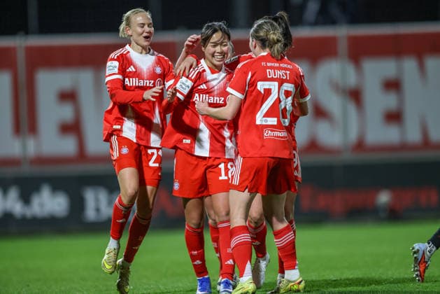 GER, Leverkusen, Bayer Leverkusen vs FC Bayern München, Google Pixel Frauen Bundesliga, Fussball, DFB, Spielzeit 2025 2026, Ulrich-Haberland-Stadion, 14. Spieltag im Bild: Momoko Tanikawa (Bayern München 18) erzielt das 0:2, im Tor, Jubel und Freude, Emotionen DFB DFL REGULATIONS PROHIBIT ANY USE OF PHOTOGRAPHS AS IMAGE SEQUENCES AND OR QUASI-VIDEO, 22.12.2025 Copyright: HMBxMedia HendrikxHamelau