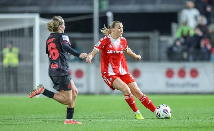 GER, Leverkusen, Bayer Leverkusen vs FC Bayern München, Google Pixel Frauen Bundesliga, Fussball, DFB, Spielzeit 2025 2026, Ulrich-Haberland-Stadion, 14. Spieltag im Bild v.l.: Sofie Zdebel (Bayer Leverkusen 16), Magdalena Eriksson (Bayern München 5) DFB DFL REGULATIONS PROHIBIT ANY USE OF PHOTOGRAPHS AS IMAGE SEQUENCES AND OR QUASI-VIDEO, 22.12.2025 Copyright: HMBxMedia HendrikxHamelau