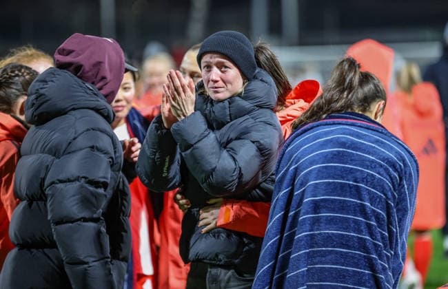 GER, Leverkusen, Bayer Leverkusen vs FC Bayern München, Google Pixel Frauen Bundesliga, Fussball, DFB, Spielzeit 2025 2026, Ulrich-Haberland-Stadion, 14. Spieltag im Bild: Lea Schüller (Bayern München Frauen 11) verabschiedet sich von den Fans von FC Bayern München Frauen, Tränen, Emotionen DFB DFL REGULATIONS PROHIBIT ANY USE OF PHOTOGRAPHS AS IMAGE SEQUENCES AND OR QUASI-VIDEO, 22.12.2025 Copyright: HMBxMedia HendrikxHamelau