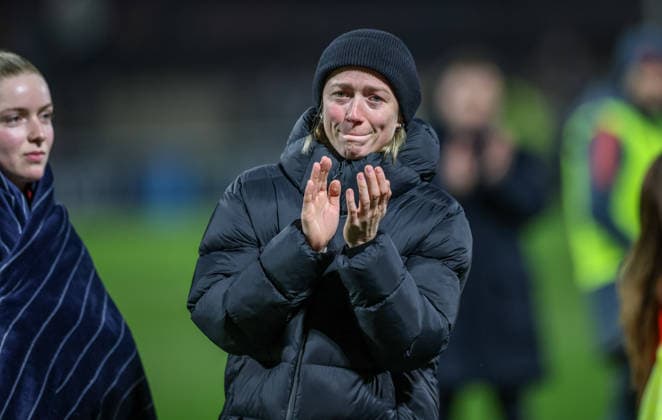 GER, Leverkusen, Bayer Leverkusen vs FC Bayern München, Google Pixel Frauen Bundesliga, Fussball, DFB, Spielzeit 2025 2026, Ulrich-Haberland-Stadion, 14. Spieltag im Bild: Lea Schüller (Bayern München Frauen 11) verabschiedet sich von den Fans von FC Bayern München Frauen, Tränen, Emotionen DFB DFL REGULATIONS PROHIBIT ANY USE OF PHOTOGRAPHS AS IMAGE SEQUENCES AND OR QUASI-VIDEO, 22.12.2025 Copyright: HMBxMedia HendrikxHamelau