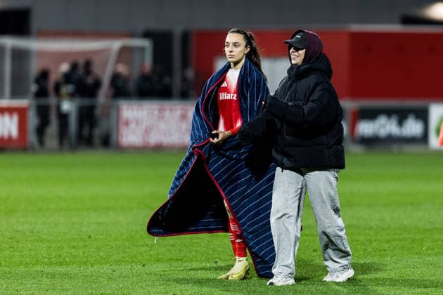 GOOGLE PIXEL Frauen-Bundesliga, Bayer 04 Leverkusen - FC Bayern München; 22.12.2025 Natalia Padilla Bidas (FC Bayern München, 23) und Lena Oberdorf (FC Bayern München, 8) bedanken sich bei den Fans GOOGLE PIXEL Frauen-Bundesliga, Bayer 04 Leverkusen - FC Bayern München, Leverkusen, Ulrich-Haberland-Stadion am 22.12.2025 DFB REGULATIONS PROHIBIT ANY USE OF PHOTOGRAPHS AS IMAGE SEQUENCES AND OR QUASI-VIDEO. Copyright: xBEAUTIFULxSPORTS Wunderlx