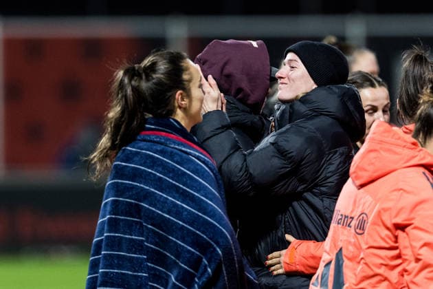 GOOGLE PIXEL Frauen-Bundesliga, Bayer 04 Leverkusen - FC Bayern München; 22.12.2025 Lea Schüller (FC Bayern München, 11) wird von den Fans verabschiedet, applaudiert Richtung Kurve GOOGLE PIXEL Frauen-Bundesliga, Bayer 04 Leverkusen - FC Bayern München, Leverkusen, Ulrich-Haberland-Stadion am 22.12.2025 DFB REGULATIONS PROHIBIT ANY USE OF PHOTOGRAPHS AS IMAGE SEQUENCES AND OR QUASI-VIDEO. Copyright: xBEAUTIFULxSPORTS Wunderlx