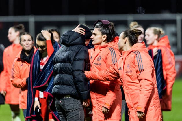 GOOGLE PIXEL Frauen-Bundesliga, Bayer 04 Leverkusen - FC Bayern München; 22.12.2025 Lea Schüller (FC Bayern München, 11) wird von Jovana Damnjanovic (FC Bayern München, 9) umarmt GOOGLE PIXEL Frauen-Bundesliga, Bayer 04 Leverkusen - FC Bayern München, Leverkusen, Ulrich-Haberland-Stadion am 22.12.2025 DFB REGULATIONS PROHIBIT ANY USE OF PHOTOGRAPHS AS IMAGE SEQUENCES AND OR QUASI-VIDEO. Copyright: xBEAUTIFULxSPORTS Wunderlx