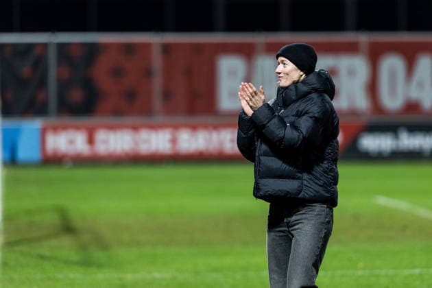GOOGLE PIXEL Frauen-Bundesliga, Bayer 04 Leverkusen - FC Bayern München; 22.12.2025 Lea Schüller (FC Bayern München, 11) wird von den Fans verabschiedet GOOGLE PIXEL Frauen-Bundesliga, Bayer 04 Leverkusen - FC Bayern München, Leverkusen, Ulrich-Haberland-Stadion am 22.12.2025 DFB REGULATIONS PROHIBIT ANY USE OF PHOTOGRAPHS AS IMAGE SEQUENCES AND OR QUASI-VIDEO. Copyright: xBEAUTIFULxSPORTS Wunderlx
