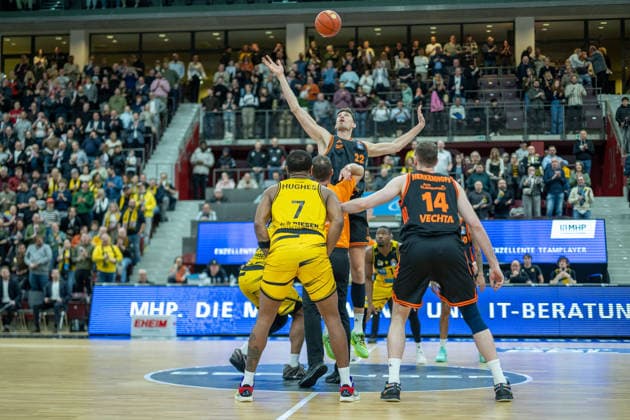 Tibor Pleiss (Rasta Vechta, 22), Elijah Hughes (MHP RIESEN Ludwigsburg, 07), Philipp Herkenhoff (Rasta Vechta, 14), GER, MHP RIESEN Ludwigsburg vs. Rasta Vechta, easycredit BBL, Basketball, Bundesliga, 11. Spieltag, Spielzeit 2025 2026, 22.12.2025, 06.12.2025, GER, MHP RIESEN Ludwigsburg vs. Rasta Vechta, easycredit BBL, Basketball, Bundesliga, 11. Spieltag, Spielzeit 2025 2026, 22.12.2025 Ludwigsburg Copyright: xEibner-Pressefoto SaschaxWaltherx EP_EER