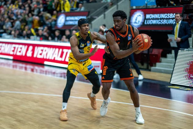 Stefan Smith (MHP RIESEN Ludwigsburg, 03), TJ Bamba (Rasta Vechta, 05), GER, MHP RIESEN Ludwigsburg vs. Rasta Vechta, easycredit BBL, Basketball, Bundesliga, 11. Spieltag, Spielzeit 2025 2026, 22.12.2025, 06.12.2025, GER, MHP RIESEN Ludwigsburg vs. Rasta Vechta, easycredit BBL, Basketball, Bundesliga, 11. Spieltag, Spielzeit 2025 2026, 22.12.2025 Ludwigsburg Copyright: xEibner-Pressefoto SaschaxWaltherx EP_EER