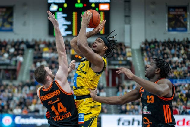 Philipp Herkenhoff (Rasta Vechta, 14), Traveon Buchanan (MHP RIESEN Ludwigsburg, 02), Malcolm Dandridge (Rasta Vechta, 23), GER, MHP RIESEN Ludwigsburg vs. Rasta Vechta, easycredit BBL, Basketball, Bundesliga, 11. Spieltag, Spielzeit 2025 2026, 22.12.2025, 06.12.2025, GER, MHP RIESEN Ludwigsburg vs. Rasta Vechta, easycredit BBL, Basketball, Bundesliga, 11. Spieltag, Spielzeit 2025 2026, 22.12.2025 Ludwigsburg Copyright: xEibner-Pressefoto SaschaxWaltherx EP_EER