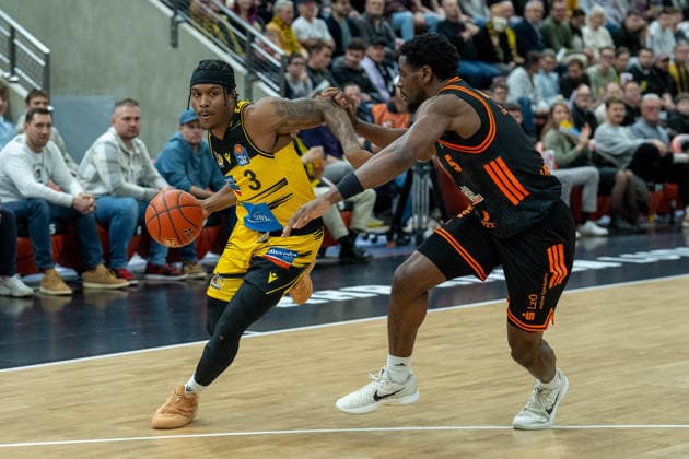 Stefan Smith (MHP RIESEN Ludwigsburg, 03), TJ Bamba (Rasta Vechta, 05), GER, MHP RIESEN Ludwigsburg vs. Rasta Vechta, easycredit BBL, Basketball, Bundesliga, 11. Spieltag, Spielzeit 2025 2026, 22.12.2025, 06.12.2025, GER, MHP RIESEN Ludwigsburg vs. Rasta Vechta, easycredit BBL, Basketball, Bundesliga, 11. Spieltag, Spielzeit 2025 2026, 22.12.2025 Ludwigsburg Copyright: xEibner-Pressefoto SaschaxWaltherx EP_EER