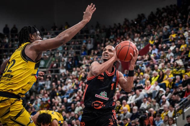 Alonzo Verge Jr. (Rasta Vechta, 11) vs. Keeshawn Kellman (MHP RIESEN Ludwigsburg, 32), li. GER, MHP Riesen Ludwigsburg - RASTA Vechta, easycredit BBL, Basketball, Bundesliga, 11. Spieltag, Spielzeit 2025 2026, 22.12.2025 GER, MHP Riesen Ludwigsburg - RASTA Vechta, easycredit BBL, Basketball, Bundesliga, 11. Spieltag, Spielzeit 2025 2026, 22.12.2025 Ludwigsburg Copyright: xSandyxDinkelackerx EP_SDR