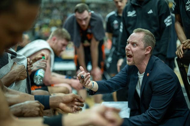 Christian Held (Head-Coach Rasta Vechta) bei der Auszeit, GER, MHP RIESEN Ludwigsburg vs. Rasta Vechta, easycredit BBL, Basketball, Bundesliga, 11. Spieltag, Spielzeit 2025 2026, 22.12.2025, 06.12.2025, GER, MHP RIESEN Ludwigsburg vs. Rasta Vechta, easycredit BBL, Basketball, Bundesliga, 11. Spieltag, Spielzeit 2025 2026, 22.12.2025 Ludwigsburg Copyright: xEibner-Pressefoto SaschaxWaltherx EP_EER