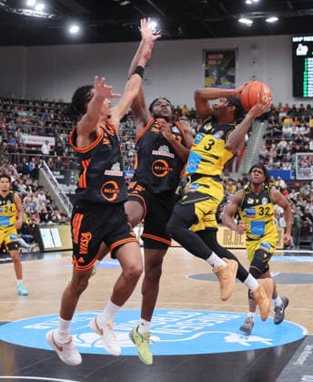Ludwigsburg , easyCredit Basketball Bundesliga MHP Riesen Ludwigsburg vs. Rasta Vechta , rechts: Stefan Smith ( Riesen )