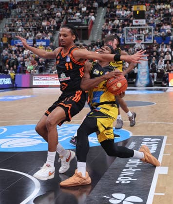 Ludwigsburg , easyCredit Basketball Bundesliga MHP Riesen Ludwigsburg vs. Rasta Vechta , von links: Alonzo Verge ( Vechta ) Stefan Smith ( Riesen )