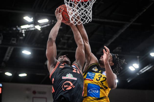 Malcolm Dandridge (Rasta Vechta, 23) vs. Keeshawn Kellman (MHP RIESEN Ludwigsburg, 32) GER, MHP Riesen Ludwigsburg - RASTA Vechta, easycredit BBL, Basketball, Bundesliga, 11. Spieltag, Spielzeit 2025 2026, 22.12.2025 GER, MHP Riesen Ludwigsburg - RASTA Vechta, easycredit BBL, Basketball, Bundesliga, 11. Spieltag, Spielzeit 2025 2026, 22.12.2025 Ludwigsburg Copyright: xSandyxDinkelackerx EP_SDR