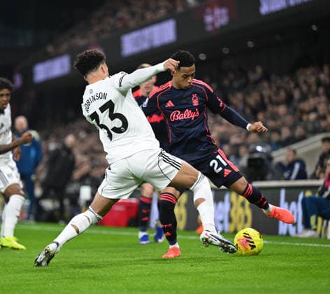 Fulham v Nottingham Forest Premier League Antonee Robinson of Fulham and Omari Hutchinson of Nottingham Forest battle for the ball during the Premier League match at Craven Cottage, London 22 12 2025 UK Newspapers OUT Copyright: xNigelxBramleyx FIL-22666-0007