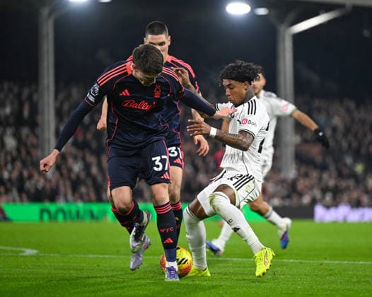 Fulham v Nottingham Forest Premier League NicolÃ² Savona of Nottingham Forest and Kevin of Fulham battle for the ball during the Premier League match at Craven Cottage, London 22 12 2025 UK Newspapers OUT Copyright: xNigelxBramleyx FIL-22666-0012