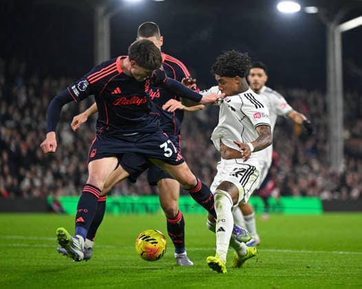 Fulham v Nottingham Forest Premier League NicolÃ² Savona of Nottingham Forest and Kevin of Fulham battle for the ball during the Premier League match at Craven Cottage, London 22 12 2025 UK Newspapers OUT Copyright: xNigelxBramleyx FIL-22666-0014