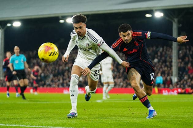 Fulham v Nottingham Forest, Premier League Antonee Robinson of Fulham and Morgan Gibbs-White of Nottingham Forest battling for the ball during the Fulham v Nottingham Forest Premier League match at Craven Cottage, London, England on 22 December 2025 Credit: Dylan Hepworth Every Second Media Editorial use only. All images are copyright Every Second Media Limited. No images may be reproduced without prior permission. All rights reserved. Premier League and Football League images are subject to licensing agreements with Football DataCo Limited. see https: www.football-dataco.com Copyright: xIMAGO EveryxSecondxMediax ESM-1722-0026 DylanxHepworthx xEveryxSecondxMediax