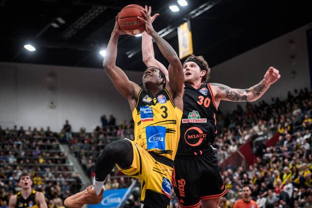 Stefan Smith (MHP RIESEN Ludwigsburg, 03) vs. Booker Coplin (Rasta Vechta, 30) GER, MHP Riesen Ludwigsburg - RASTA Vechta, easycredit BBL, Basketball, Bundesliga, 11. Spieltag, Spielzeit 2025 2026, 22.12.2025 GER, MHP Riesen Ludwigsburg - RASTA Vechta, easycredit BBL, Basketball, Bundesliga, 11. Spieltag, Spielzeit 2025 2026, 22.12.2025 Ludwigsburg Copyright: xSandyxDinkelackerx EP_SDR