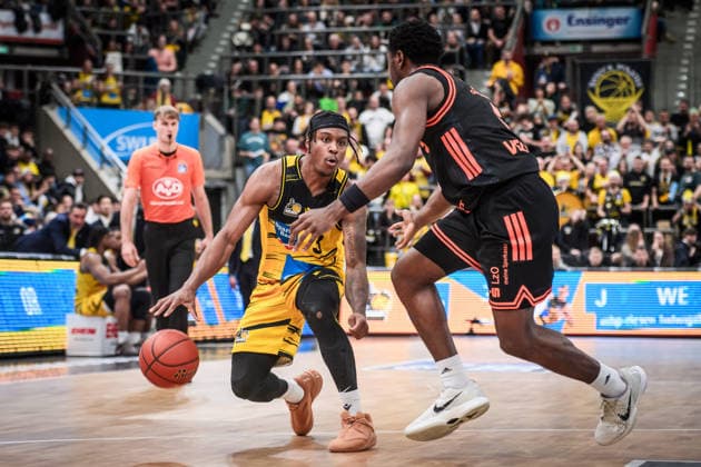 Stefan Smith (MHP RIESEN Ludwigsburg, 03) vs. TJ Bamba (Rasta Vechta, 05) GER, MHP Riesen Ludwigsburg - RASTA Vechta, easycredit BBL, Basketball, Bundesliga, 11. Spieltag, Spielzeit 2025 2026, 22.12.2025 GER, MHP Riesen Ludwigsburg - RASTA Vechta, easycredit BBL, Basketball, Bundesliga, 11. Spieltag, Spielzeit 2025 2026, 22.12.2025 Ludwigsburg Copyright: xSandyxDinkelackerx EP_SDR
