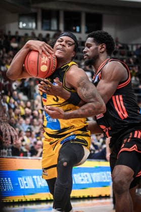 Stefan Smith (MHP RIESEN Ludwigsburg, 03) vs. TJ Bamba (Rasta Vechta, 05) GER, MHP Riesen Ludwigsburg - RASTA Vechta, easycredit BBL, Basketball, Bundesliga, 11. Spieltag, Spielzeit 2025 2026, 22.12.2025 GER, MHP Riesen Ludwigsburg - RASTA Vechta, easycredit BBL, Basketball, Bundesliga, 11. Spieltag, Spielzeit 2025 2026, 22.12.2025 Ludwigsburg Copyright: xSandyxDinkelackerx EP_SDR