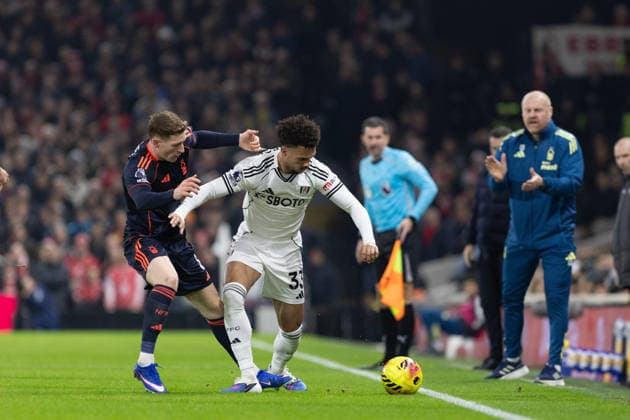Antonee Robinson of Fulham protects play from Elliot Anderson of Nottingham Forest during the Premier League match between Fulham and Nottingham Forest at Craven Cottage on December 22, 2025 in London, England. (Photo by Pedro Soares SPP) Copyright: xPedroxSoaresx xSPPx Sportspressphoto_SPR76552