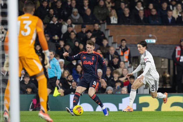 Elliot Anderson of Nottingham Forest back pass pressed by Harry Wilson of Fulham during the Premier League match between Fulham and Nottingham Forest at Craven Cottage on December 22, 2025 in London, England. (Photo by Pedro Soares SPP) Copyright: xPedroxSoaresx xSPPx Sportspressphoto_SPR76553