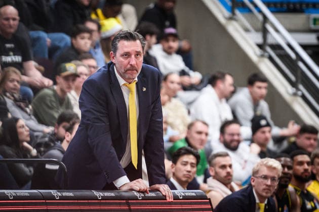 Kenneth Desloovere (MHP Riesen Ludwigsburg, Assistant Coach) - kritischer Blick auf das Spielfeld GER, MHP Riesen Ludwigsburg - RASTA Vechta, easycredit BBL, Basketball, Bundesliga, 11. Spieltag, Spielzeit 2025 2026, 22.12.2025 GER, MHP Riesen Ludwigsburg - RASTA Vechta, easycredit BBL, Basketball, Bundesliga, 11. Spieltag, Spielzeit 2025 2026, 22.12.2025 Ludwigsburg Copyright: xSandyxDinkelackerx EP_SDR