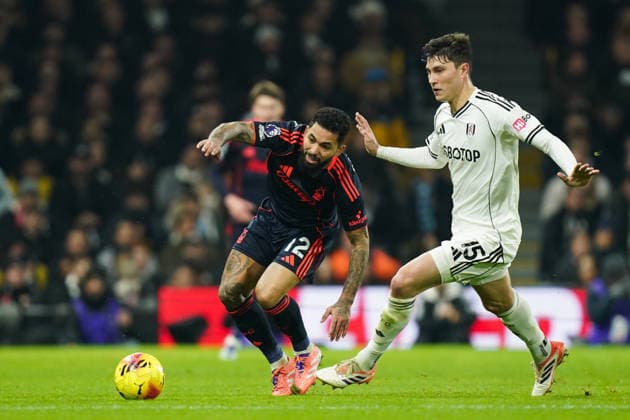 Fulham v Nottingham Forest, Premier League Douglas Luiz of Nottingham Forest under pressure from Jorge Cuenca of Fulham during the Fulham v Nottingham Forest Premier League match at Craven Cottage, London, England on 22 December 2025 Credit: Dylan Hepworth Every Second Media Editorial use only. All images are copyright Every Second Media Limited. No images may be reproduced without prior permission. All rights reserved. Premier League and Football League images are subject to licensing agreements with Football DataCo Limited. see https: www.football-dataco.com Copyright: xIMAGO EveryxSecondxMediax ESM-1722-0027 DylanxHepworthx xEveryxSecondxMediax