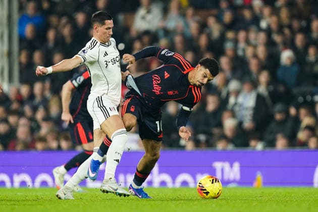 Fulham v Nottingham Forest, Premier League Morgan Gibbs-White of Nottingham Forest under pressure from SaÅ¡a LukiÄ‡ of Fulham during the Fulham v Nottingham Forest Premier League match at Craven Cottage, London, England on 22 December 2025 Credit: Dylan Hepworth Every Second Media Editorial use only. All images are copyright Every Second Media Limited. No images may be reproduced without prior permission. All rights reserved. Premier League and Football League images are subject to licensing agreements with Football DataCo Limited. see https: www.football-dataco.com Copyright: xIMAGO EveryxSecondxMediax ESM-1722-0031 DylanxHepworthx xEveryxSecondxMediax