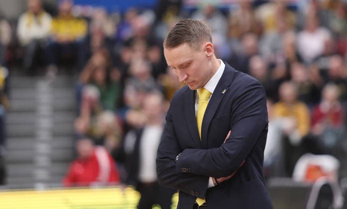 Ludwigsburg , easyCredit Basketball Bundesliga MHP Riesen Ludwigsburg vs. Rasta Vechta , Trainer Mikko Riipinen ( Riesen )