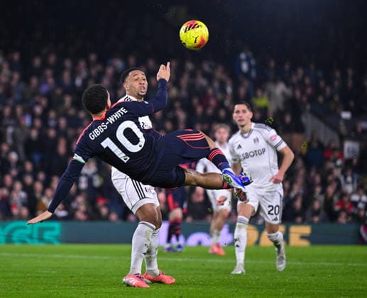 Fulham v Nottingham Forest Premier League Morgan Gibbs-White of Nottingham Forest shoots with an overhead kick during the Premier League match at Craven Cottage, London 22 12 2025 UK Newspapers OUT Copyright: xNigelxBramleyx FIL-22666-0039